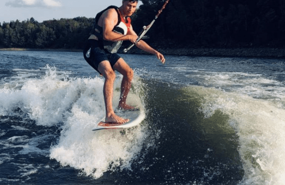 Wakesurfing za člunem