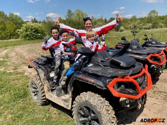 Rodinná jízda v terénu na ATV čtyřkolce