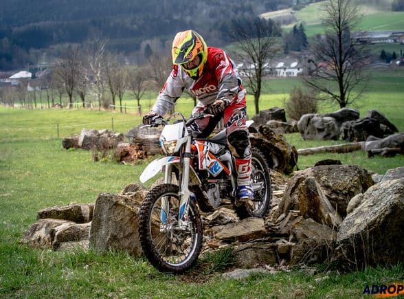 Motorky na trialové trati s mistrem ČR