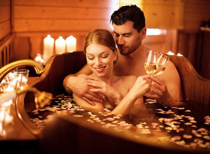 Romantická koupel a láhev Prosecca pro dva