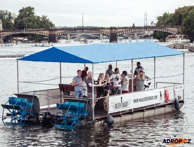 Beerboat: Pivní plavba šlapadlem na Vltavě