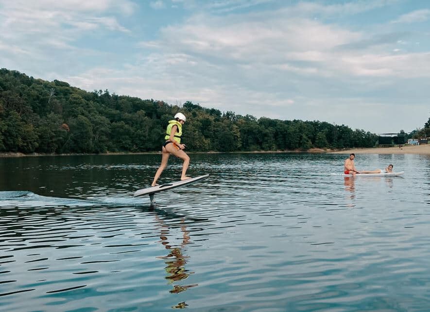 Pronájem elektrického „eFoil“ surfboardu