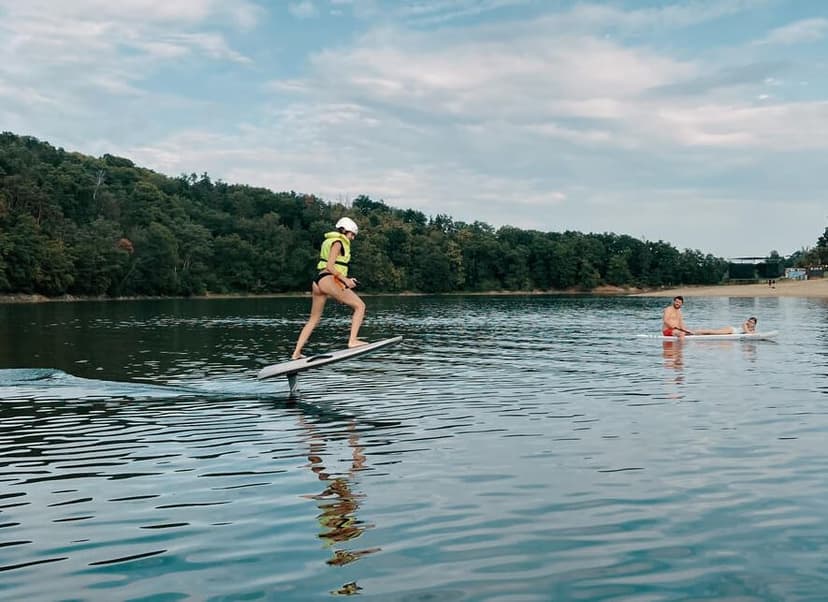Pronájem elektrického „eFoil“ surfboardu