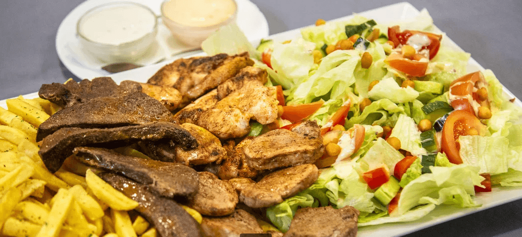Dobroty z grilu s hranolky a 2 druhy omáček 