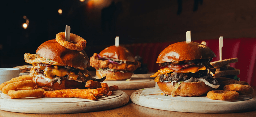 Burger podle výběru z 6 druhů, hranolky a dip 