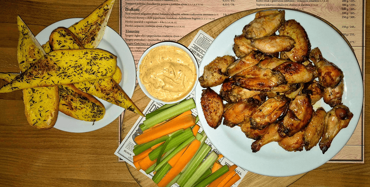 Buffalo wings s limonádou a dezerty pro dva